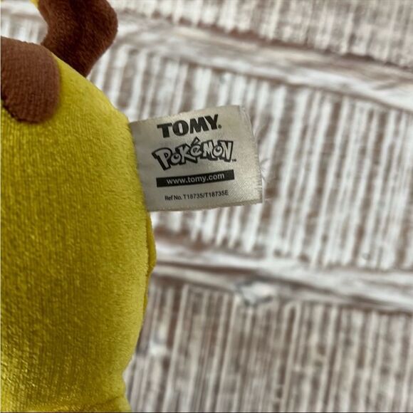 POKÉMON Tomy Yellow Pikachu Plush Toy - Picture 6 of 6